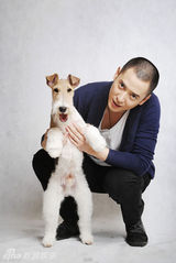 组图：韩栋与名犬拍时尚写真 展雅痞个性