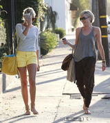 组图：卡麦隆-迪亚兹灰色条纹上衣搭黄色短裤