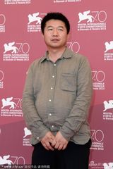 组图：电影《疯爱》发布会 导演王兵独自亮相