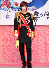 幻灯图：音乐剧《宫》发布会 郑允浩出席帅气亮相