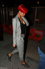 高清组图：蕾哈娜红发西装亮相 弯腰泄春光