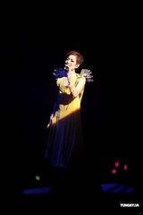 高清图：郑秀文台湾再度开唱 穿婚纱大唱许志安名曲