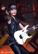 组图：李宇春深圳开唱High翻全场