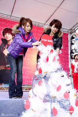 组图：H.E.出席活动Selina献声 圣诞改捐烫伤基金 