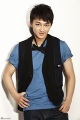 组图：邱爽首发俊朗写真 祈星王子变身花美男