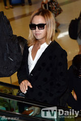 组图：张根硕赴日亮相机场 黄发墨镜白指甲另类