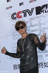 组图：音乐盛典后台群星秀奖杯