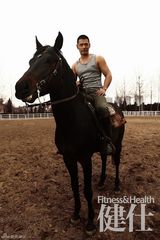 组图：硬汉邵兵登封面 马场大片成熟颓废