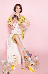 组图：李湘携爱女拍杂志 小公主表情搞怪惹人爱