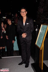 组图：歌神张学友童心未泯 大玩旋转木马兴致颇高