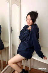 幻灯组图：曾恺玹宽衣解带拍写真 迷人床照甜蜜诱惑