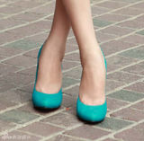 组图：徐立牛仔抹胸裙搭配玫红色手提包