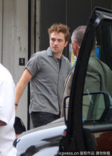 组图：斯图尔特露腰Tee荧光短裙晒长腿动漫展抢镜