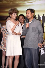 组图：张国立宣传《原乡》 与女演员避嫌