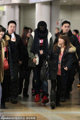 组图：罗志祥带防毒面具现身 粉丝送主席套餐