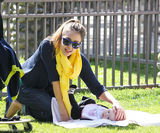 高清图：杰西卡-阿尔芭享受亲子时光小女儿可爱