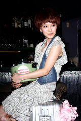 幻灯：郭采洁赴内地宣传新专辑 蔡依林送上电饭锅