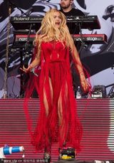 组图：丽塔-欧拉献唱音乐节布条裙性感逼人