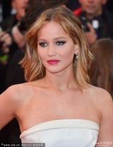 组图：珍妮弗-劳伦斯清爽现身胸部高耸