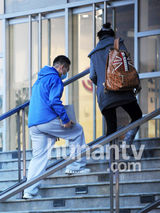 组图：孙红雷低调会女友 口罩蒙面挽手并肩行走