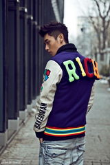 星街拍：魏晨寒冬街拍换装秀 迷幻色披风显帅气