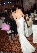 组图：韩雪及腰露背裙突破尺度秀裸背性感抢镜