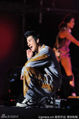 组图：王力宏开唱高空秀琴技 轻捏辣妹舞伴手腕