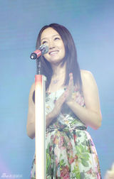 组图：杨钰莹抹胸长裙性感 清新花裙变春姑娘