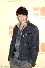 Angelababy称黄晓明为家人 妩媚合影何润东(图)