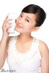 组图：金莎拍美白嫩肤写真 做代言当老板忙不停