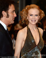 组图：妮可戛纳走红毯 长裙高贵大秀无瑕美背