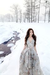 组图：歌手温馨妩媚大片 冰雪美肤明艳动人