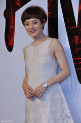 组图：孙俪白裙优雅现身 为小朋友彩绘显亲和