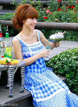 幻灯图：柳岩野餐写真曝光 清凉彩裙衬阳光笑容