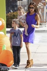 组图：贝克汉姆10岁儿子贴纹身贴纸模仿老爸