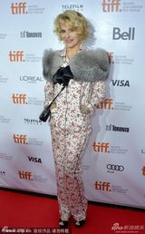 组图：《美好的时光》首映 阿尔丹搭貂皮显贵气