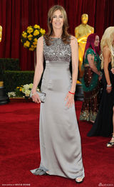 高清图：奥斯卡红毯 凯瑟琳-毕格罗刺绣裙大方典雅