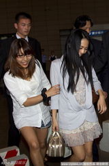 幻灯图集：AV女优苍井空抵沪 上车不忘抛可爱媚眼