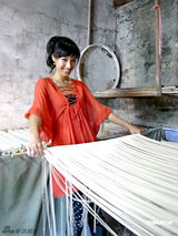 幻灯图：蒋怡主持美食节目 踏上怀旧之路尝传统小吃