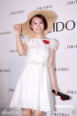 幻灯图：邓丽欣做活动享受按摩 尴尬微笑称很舒服