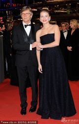 组图：《去往里斯本的夜车》首映 梅拉尼秀香肩