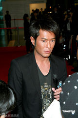 幻灯图：古天乐提环保选车 Angelababy澄清未隆胸