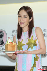 组图：萧亚轩亮相甜品店积极投身公益