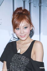 组图：何佩瑜计划泰国冲浪 想带张柏文出游