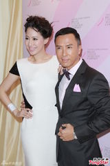 组图：甄子丹汪诗诗情侣装恩爱 叹婚姻经营不易