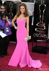 组图：奥斯卡红毯玛丽娅-曼努诺斯粉裙娇俏