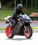 组图：比伯劲酷黑衣摩托狂飙 分手后兜风放松