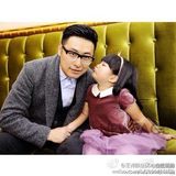 组图：王诗龄和爸爸拍温馨写真 父女亲嘴甜蜜