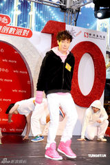 幻灯图集：麦浚龙出席派对 忘拉裤链险出丑