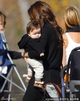 组图：贝克汉姆户外当模范奶爸 维多利亚在旁看护 